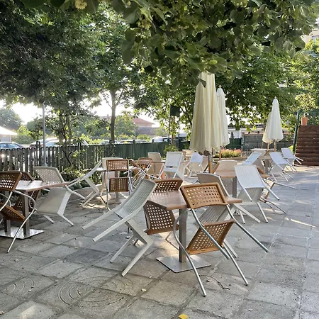 Amadina Garden Готель *